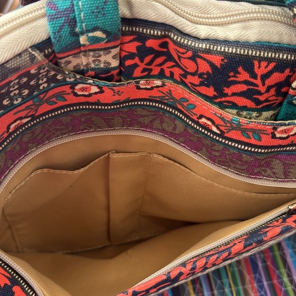 Kinmac bohemian vibe fabric multi pocketed zipper closure laptop/tablet bag. - Picture 5 of 6